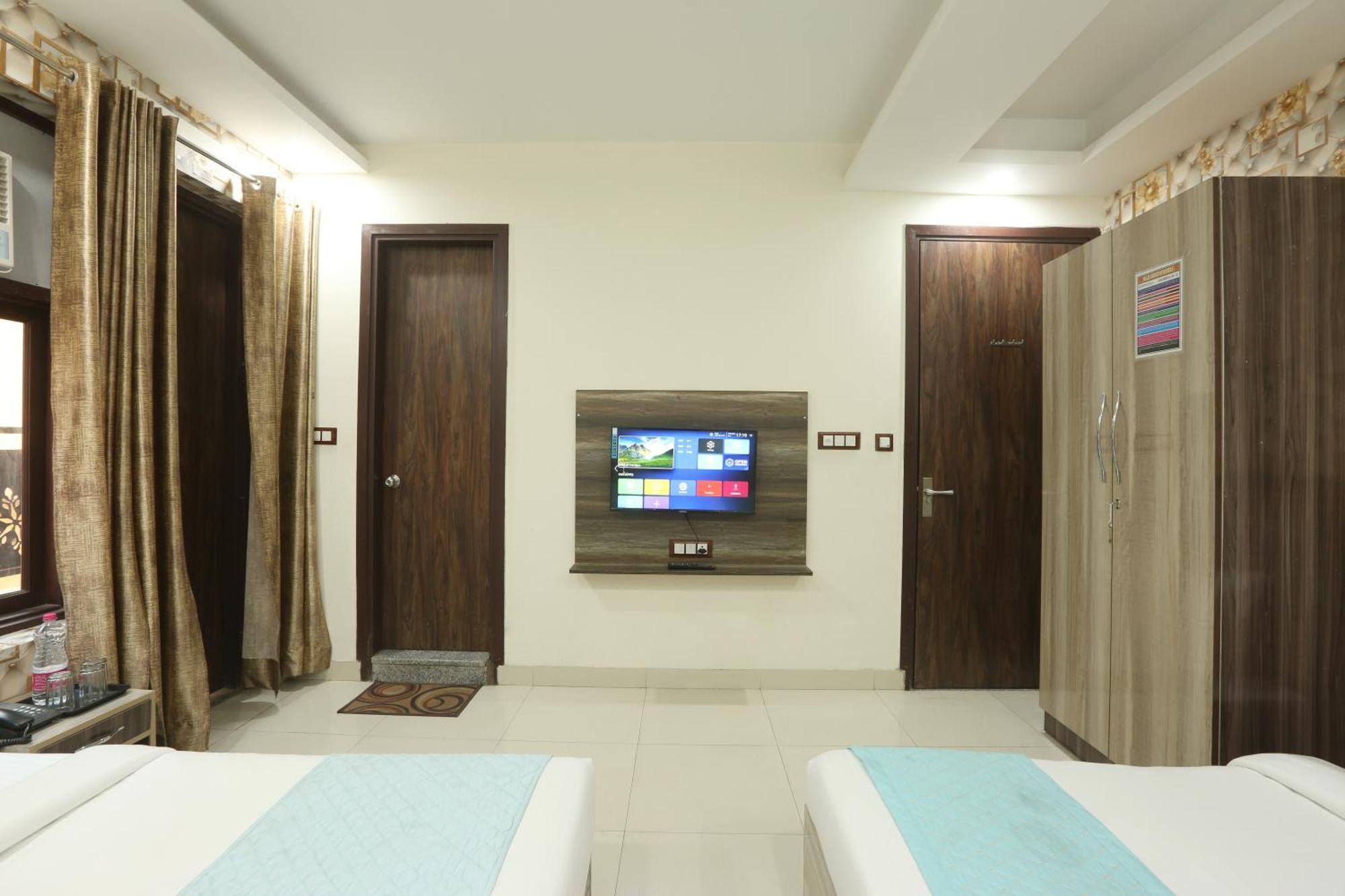 Oaks Inn Plaza Delhi Airport นิวเดลี ภายนอก รูปภาพ